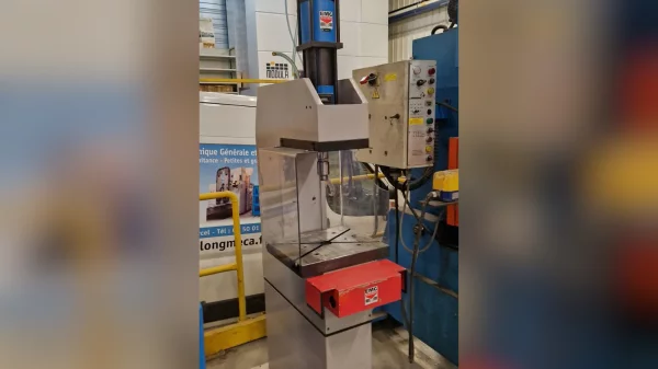 Rabljena EMG hidropneumatska preša 6.9T-100-25