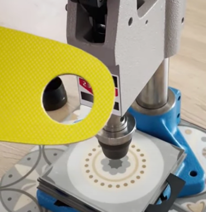 découpe circulaire en podologie avec presse manuelle